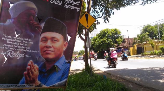 Baliho Seker Mustafa dan Mulang Tiyuh Bustami